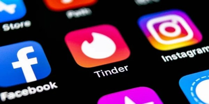 Йшло XXI століття. Tinder пропонує ексклюзивну можливість знайти справжнє кохання за $500 на місяць